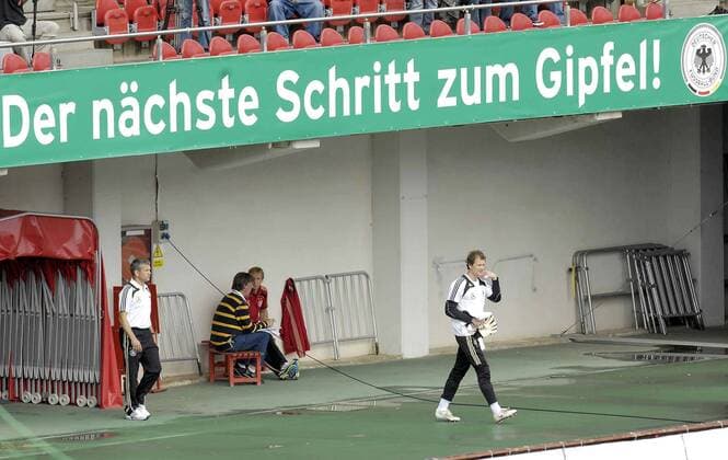 Der nächste Schritt zum Gipfel - Torwart Jens Lehmann (Deutschland) auf dem Weg zum Training Fußball EM Herren Nationalmannschaft 2008, Vorschau Euro, Training, Trainingslager, Totale Palma de Mallorca