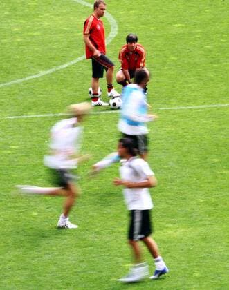 Bundestrainer Joachim Löw (re.) und Co Trainer Hans Dieter Flick (beide Deutschland) Fußball EM Herren Nationalmannschaft 2008, Training, Trainingslager, Vorschau Euro Gruppe Palma de Mallorca Hansi