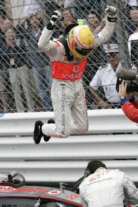 Lewis Hamilton (England McLaren Mercedes) gewinnt den GP von Monaco 2008 Motorsport Grand Prix Herren Großer Preis von Monaco 2008, Formel 1 Weltmeisterschaft, F1, F, GP, WM Einzelbild Monte Carlo Freude, Begeisterung,