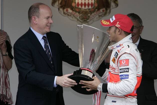 Siegerehrung GP von Monaco 2008 - Fürst Albert von Monaco überreicht Lewis Hamilton (England McLaren Mercedes) den Siegerpokal Motorsport Grand Prix Herren Großer Preis von Monaco 2008, Formel 1 Weltmeisterschaft, F1, F, GP, WM Gruppe Monte Carlo Freude,