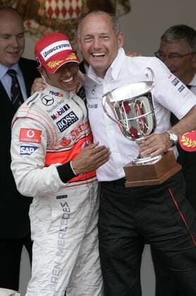 Siegerehrung GP von Monaco 2008 - Lewis Hamilton und Teamchef Ron Dennis (beide England beide McLaren Mercedes) jubeln mit dem Siegerpokal Motorsport Grand Prix Herren Großer Preis von Monaco 2008, Formel 1 Weltmeisterschaft, F1, F, GP, WM Gruppe Monte Carlo Harmonie, Freude,