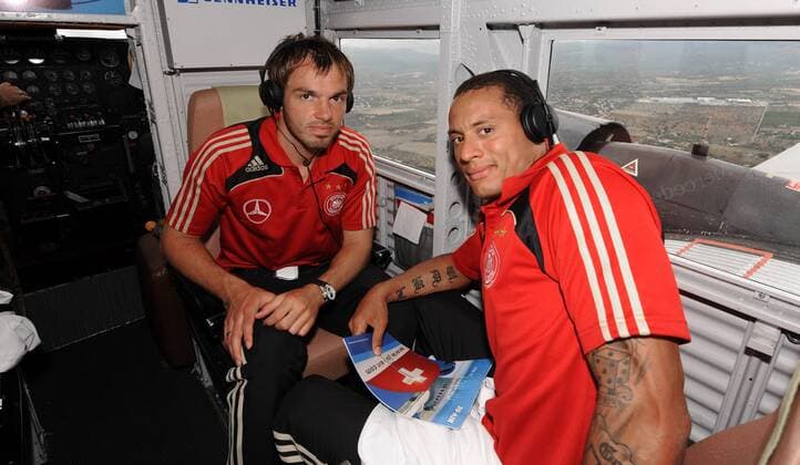 Heiko Westermann (li.) und Jermaine Jones (beide Deutschland) in einer Propellermaschine Junkers JU 52 bei einem Rundflug über Mallorca Fußball EM Herren EM 2008, Euro, Vorschau, Nationalmannschaft, Gruppe Palma de Mallorca