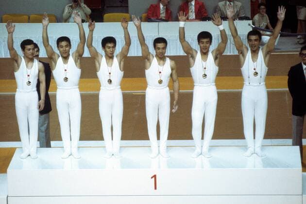 PARIS 2024, OLYMPIC LEGENDS: Mitsuo Tsukahara Siegerehrung Mannschaft Kunsturnen Olympische Spiele 1976 in Montreal - Olympiasieger Japan jubelt mit Hisato Igarashi, Shun Fujimoto, Hiroshi Kajiyama, Mitsuo Tsukahara, Eizo Kenmotsu und Sawao Kato Turnen OS Sommer Herren Olympische Spiele 1976 Montreal, Sommerspiele, Kunstturnen, Geräteturnen Gruppe Aufnahmedatum geschätzt Montreal Freude,
