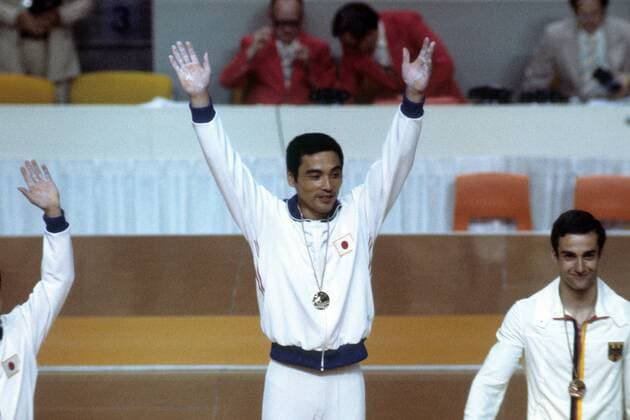 PARIS 2024, OLYMPIC LEGENDS: Mitsuo Tsukahara Siegerehrung Reck Olympische Spiele 1976 in Montreal: Olympiasieger Mitsuo Tsukahara (Japan, li.) und Eberhard Gienger (BR Deutschland) jubeln Turnen OS Sommer Herren Olympische Spiele 1976 Montreal, Sommerspiele, Kunstturnen, Geräteturnen Gruppe Aufnahmedatum geschätzt Montreal Freude,