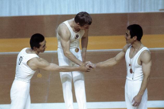 PARIS 2024, OLYMPIC LEGENDS: Mitsuo Tsukahara Siegerehrung Turnen Mehrkampf Olympische Spiele 1976 in Montreal: Olympiasieger Nikolai Andrianov (Sowjetunion, Mitte) zwischen Sawao Kato (li.) und Mitsuo Tsukahara (beide Japan) Turnen OS Sommer Herren Olympische Spiele 1976 Montreal, Sommerspiele, Kunstturnen, Geräteturnen Gruppe Aufnahmedatum geschätzt Montreal Freude,