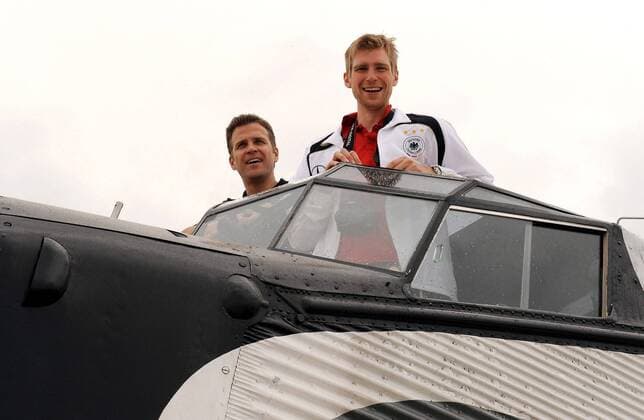 Teammanager Oliver Bierhoff (li.) und Per Mertesacker (beide Deutschland) in einer Propellermaschine Junkers JU 52 vor einem Rundflug über Mallorca Fußball EM Herren EM 2008, Euro, Vorschau, Nationalmannschaft, Gruppe Palma de Mallorca Freude,