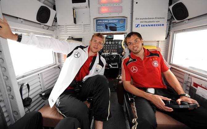 Per Mertesacker (li.) und Heiko Westermann (beide Deutschland) in einer Propellermaschine Junkers JU 52 bei einem Rundflug über Mallorca Fußball EM Herren EM 2008, Euro, Vorschau, Nationalmannschaft, Gruppe Palma de Mallorca