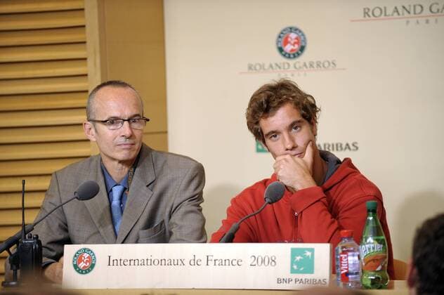 Richard Gasquet (Frankreich, re.) - Pressekonferenz anlässlich seiner Aufgabe wegen einer Knieverletzung, li. FFT Arzt Dr Montalvant -  Tennis Herren French Open 2008, Grand Slam, ATP Tour Gruppe Roland Garros Paris Enttäuschung,