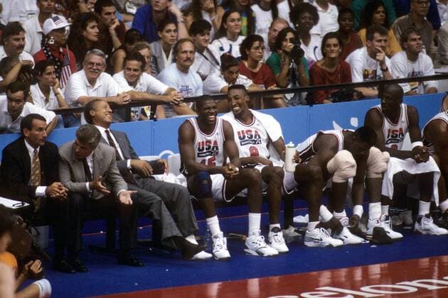 Gute Laune auf der USA Ersatzbank v.li.: Co Trainer Mike Krzyzewski, Nationaltrainer Chuck Daly, Co Trainer Lenny Wilkins, Earvin Magic Johnson, Scottie Pippen, Patrick Ewing und Michael Jordan Basketball OS Sommer Herren Olympische Spiele Barcelona 1992, Sommerspiele, Totale Barcelona Freude, Basketball OS Sommer Herren Olympische Spiele Barcelona 1992, Sommerspiele, Totale Barcelona Freude,