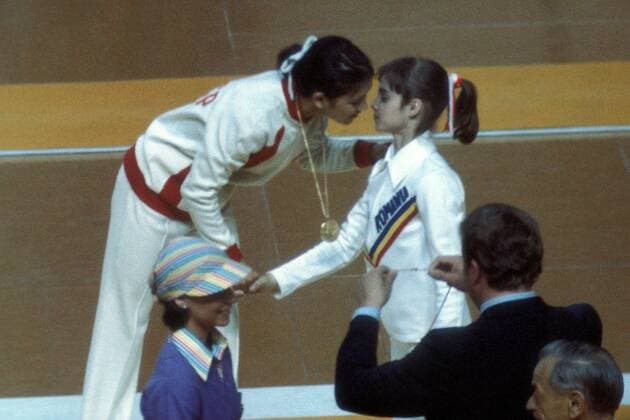 Nadia Comaneci (Rumänien, re.) gratuliert Olympiasiegerin Nelli Kim (Sowjetunion) Turnen OS Sommer Damen Olympische Spiele 1976, Sommerspiele, Geräteturnen Kunstturnen Gruppe Montreal Turnen OS Sommer Damen Olympische Spiele 1976, Sommerspiele, Geräteturnen Kunstturnen Gruppe Montreal