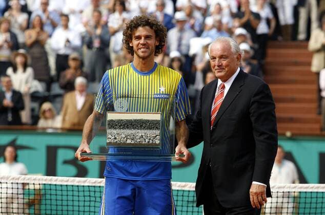 Sandspezialist Gustavo Kuerten (Brasilien) bekommt bei seinen letzten French Open, die er drei mal gewonnen hat, von FFT Präsident (Frankreich) ein Stück vom Court Central -  (pan26100) Tennis Herren French Open 2008, Grand Slam, ATP Tour Gruppe Roland Garros Paris