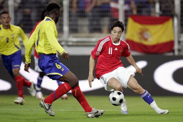 Samir Nasri (Frankreich, re.) gegen Jose Luis Cortez (Ecuador) -  (pan26132) Fußball Länderspiel Herren Freundschaftsspiel 2008, Test, Testspiel, Nationalteam, Nationaltrikot, Frankreich - Ecuador 2:0 Gruppe Paris Dynamik,