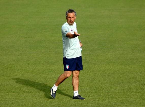 Nationaltrainer Roberto Donadoni (Italien) gibt Anweisungen - Fußball EM Herren Vorschau Euro 2008, Nationalteam, Training Einzelbild Florenz Nachdenklichkeit,