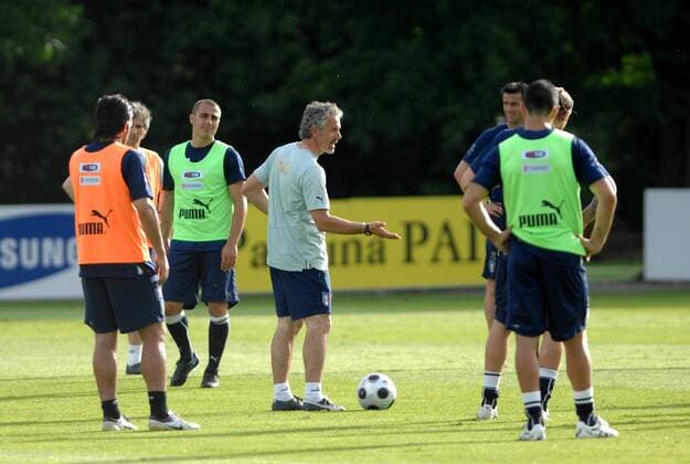 Nationaltrainer Roberto Donadoni (Italien, Mitte) gibt Anweisungen - Fußball EM Herren Vorschau Euro 2008, Nationalteam, Training Gruppe Florenz