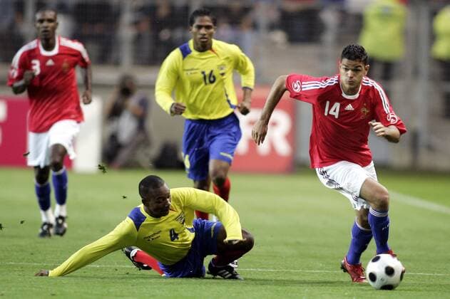 Hatem Ben Arfa (Frankreich, re.) gegen Omar de Jesus (Ecuador) -  (pan26132) Fußball Länderspiel Herren Freundschaftsspiel 2008, Test, Testspiel, Nationalteam, Nationaltrikot, Frankreich - Ecuador 2:0 Gruppe Paris Dynamik,