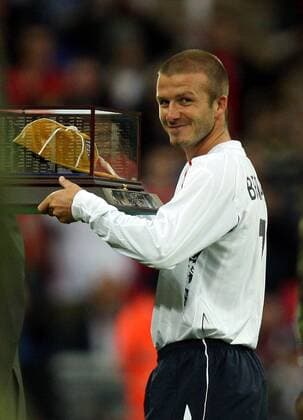 David Beckham (England) bekommt zu seinem 100. Länderspiel ein Cap -  Fußball Länderspiel Herren Freundschaftsspiel 2008, Test, Testspiel, Nationalteam, Nationaltrikot Einzelbild London