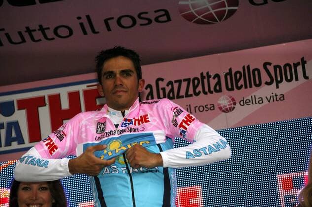 Alberto Contador (Spanien Astana) streift sich auch nach der 18. Etappe des Giro d Italia 2008 das rosa Trikot des Gesamtführenden über -  Radsport Herren Giro d Italia 2008, dItalia, Straßenradsport, Straße, Rad, Einzelbild 18. Etappe: Mendrisio - Varese Radsport Herren Giro d Italia 2008, dItalia, Straßenradsport, Straße, Rad, Einzelbild 18. Etappe: Mendrisio - Varese