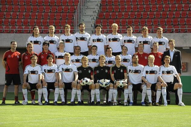 Deutschland, hi.v.li.: Torsten Frings, Thomas Hitzlsperger, Arne Friedrich, Christoph Metzelder, Michael Ballack, Simon Rolfes, Miroslav Klose, Clemens Fritz, Lukas Podolski, Mitte: Shad Forsythe, Hans Dieter Flick, Joachim Löw, Bastian Schweinsteiger.... Fußball EM Herren Nationalmannschaft 2008 Nationaltrikot Vorschau Euro Präsentation Pressetermin Fotoshooting Totale Vdig, quer premiumd, Trainer, Nationaltrainer Palma de Mallorca, Kader, Mannschaftsbild Hansi
