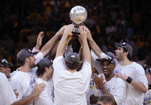 Die Los Angeles Lakers feiern den Gewinn der Western Conference Finals 2008, u.a. mit Kobe Bryant (2.v.re.) - (LAP20080529112) Basketball Herren NBA 2007 2008, Playoffs, Playoff, Play Offs, Off, Gruppe Los Angeles, LA, L A Freude, Begeisterung, Basketball Herren NBA 2007 2008, Playoffs, Playoff, Play Offs, Off, Gruppe Los Angeles, LA, L A Freude, Begeisterung,