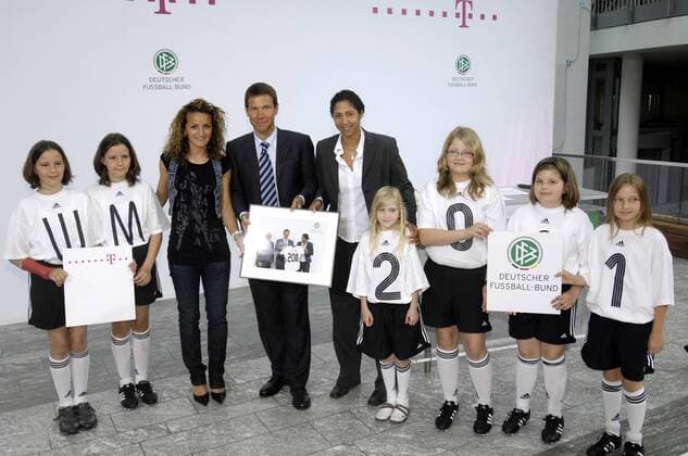 Fatmire Bajramaj (li.), OK Präsidentin Steffi Jones (beide Deutschland) und Vorstandsvorsitzender Rene Obermann (Deutsche Telekom AG) anlässlich der Präsentation der Deutschen Telekom als erstem Nationaler Förderer der Frauen WM 2011 in Deutschland Fußball Damen Vorschau 2008 Frauen WM 2011, Frauenfußball, Pressekonferenz, Pressetermin, Präsentation Gruppe Bonn Fußball Damen Vorschau 2008 Frauen WM 2011, Frauenfußball, Pressekonferenz, Pressetermin, Präsentation Gruppe Bonn