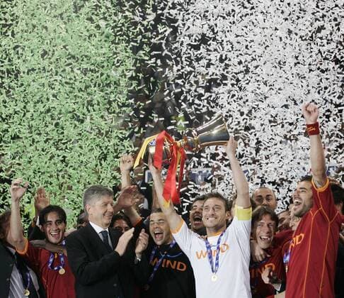 AS Rom ist italienischer Pokalsieger 2008 - Francesco Totti (Mitte) präsentiert während der Siegerehrung die Trophäe -  Fußball Herren Coppa Italia 2007 2008, Italienischer Pokal, Finale, Pokalspiel, Pokalfinale, Roma, Vdig Gruppe Rom Begeisterung,Freude, Fußball Herren Coppa Italia 2007 2008, Italienischer Pokal, Finale, Pokalspiel, Pokalfinale, Roma, Vdig Gruppe Rom Begeisterung,Freude,