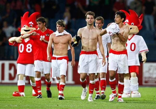 Österreich, v.li.: Martin Harnik, Christoph Leitgeb, Andreas Ivanschitz, Jürgen Säumel, Ivica Vastic und die EM 2008 Maskottchen Trix und Flix -  Fußball Länderspiel Herren Freundschaftsspiel 2008, Test, Testspiel, Nationalteam, Nationaltrikot, Österreich Gruppe Graz