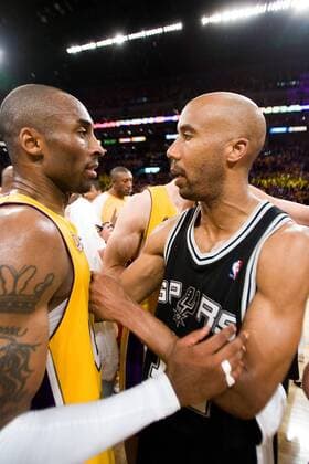 Kobe Bryant (Los Angeles Lakers, li.) und Tim Duncan (San Antonio Spurs) im Gespräch - (Icon91060012) Basketball Herren NBA 2007 2008, Playoffs, Playoff, Play Offs, Off, Gruppe Los Angeles, L.A., LA Harmonie, EDITORIAL USE ONLY