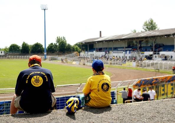 Wir ham noch lange nicht genug - Lok Leipzig Fans geduldig auf der Tribüne des Bruno Plache Stadions Fußball Herren Landesliga Sachsen 2007 2008, Sachsenliga, 1. FC Lokomotive Leipzig, Lok Totale Bruno Plache Stadion Leipzig