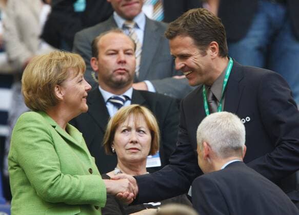 Bundeskanzlerin Angela Merkel (li.) begrüßt Teammanager Oliver Bierhoff (beide Deutschland) Fußball Länderspiel Herren Freundschaftsspiel 2008, Test, Testspiel, Nationalteam, Gruppe Gelsenkirchen