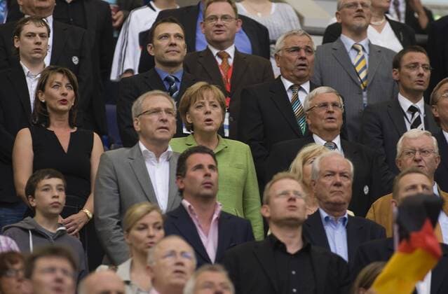 Bundeskanzlerin Angela Merkel (Mitte) und DFB Präsident Dr. Theo Zwanziger (Mitte, re., beide Deutschland) singen die Nationalhymne Fußball Länderspiel Herren Freundschaftsspiel 2008, Test, Testspiel, Nationalteam, Totale Gelsenkirchen