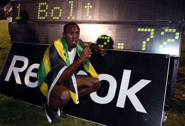 Usain Bolt (Jamaika) posiert neben seiner Weltrekordzeit von 9,72 Sekunden -  Leichtathletik Herren Reebok Grand Prix 2008, Einzelbild New York, NY, N.Y.