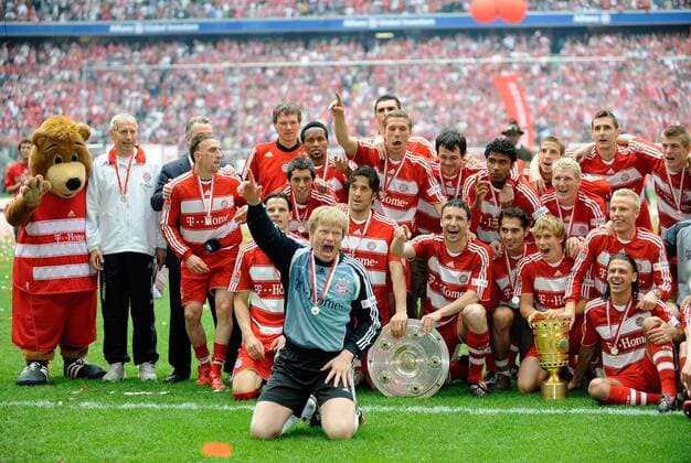 Bayern München ist Deutscher Meister und DFB Pokalsieger 2008 - Torwart Oliver Kahn (Mitte) macht während der Meisterfeier den Einpeitscher Fußball 1. BL Herren Saison 2007 2008, FC Bayern München, Vdig Totale München Begeisterung, Freude,