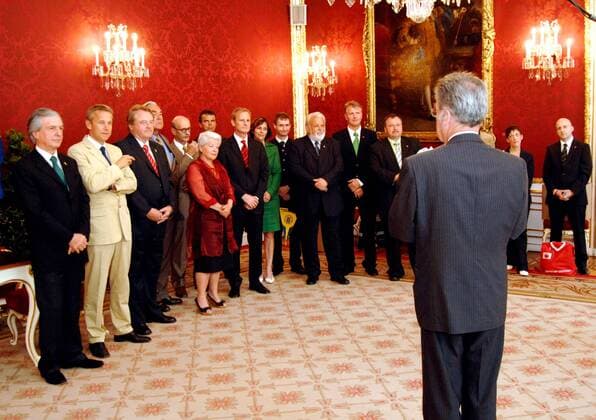 Empfang der Botschafter der Leidenschaft - Bundespräsident Heinz Fischer (re.) empfängt u.a. ÖFB Präsident Friedrich Stickler (li.) und Sportstaatssekretär Reinhold Lopatka (2.v.li., alle Österreich) -  Fußball EM Herren Vorschau Euro 2008, Empfang, Totale Hofburg Wien