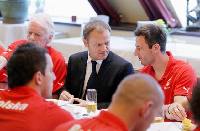 Premierminister Donald Tusk im Gespräch mit Maciej Zurawski (beide Polen) -  (080602IDE006) Fußball EM Herren Vorschau Euro 2008, Nationalmannschaft, Frühstück, Besuch, Gruppe Tychy