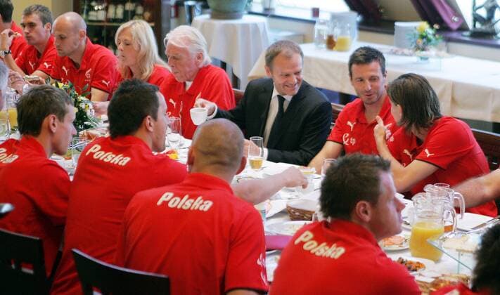 Frühstück Polen, mit Premierminister Donald Tusk, Ebi Smolarek (re.), Maciej Zurawski (2.v.re.) und Nationaltrainer Leo Beenhakker -  (080602IDE017) Fußball EM Herren Vorschau Euro 2008, Nationalmannschaft, Frühstück, Besuch, Gruppe o0 Essen, Tisch, Tafel Tychy