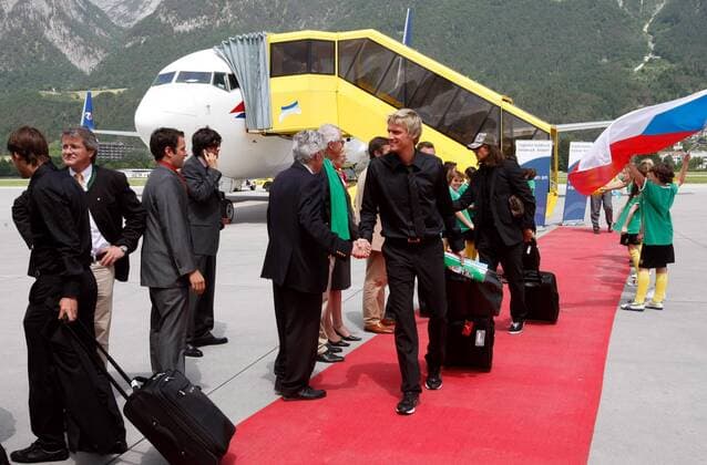Radoslav Kovac (Mitte) und Tomas Ujfalusi (beide Tschechien) während der Ankunft der tschechischen Nationalmannschaft anlässlich der Euro 2008 am Flughafen Innsbruck -  Fußball EM Herren Vorschau Euro 2008, Nationalmannschaft, Ankunft, Anreise, Tschechien, Flughafen Gruppe Kranebitten Innsbruck