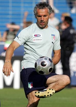 Nationaltrainer Roberto Donadoni (Italien) am Ball -  Fußball EM Herren Vorschau EURO 2008, Nationalmannschaft, Training Einzelbild Maria Enzersdorf Dynamik,