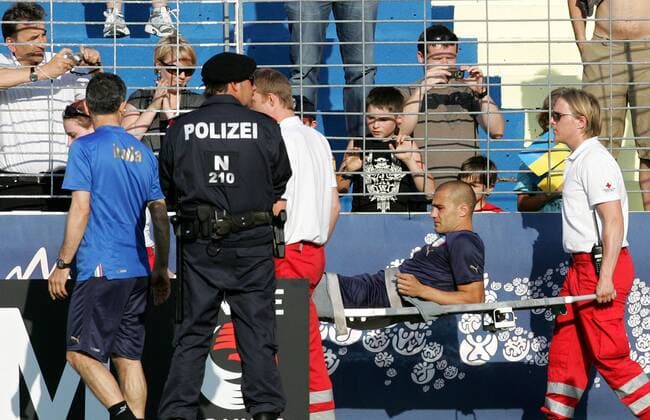 Fabio Cannavaro (Italien) wird nach einer Bänderverletzung vom Platz getragen und wird die EM 2008 verpassen -  Fußball EM Herren Vorschau EURO 2008, Nationalmannschaft, Training Gruppe Maria Enzersdorf