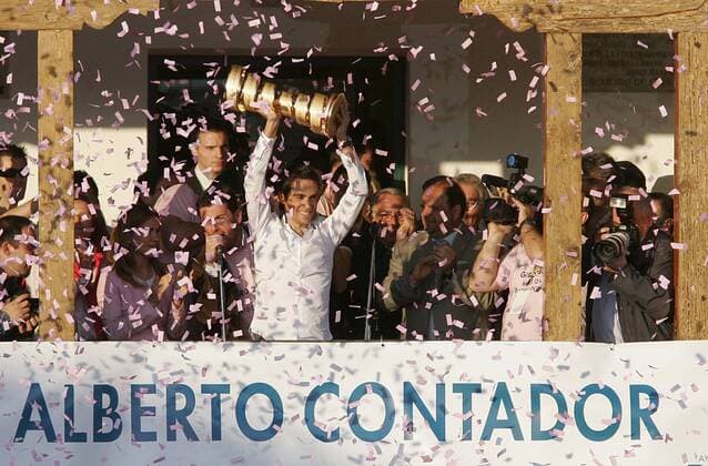 Giro d Italia Sieger Alberto Contador (Spanien Astana) feiert seinen Erfolg bei einem Empfang in Pinto -  - NOxONLINExUSE Radsport Herren Giro d Italia 2008, dItalia, Straßenradsport, Straße, Rad, Empfang, Ankunft Gruppe Pinto Begeisterung, Freude,