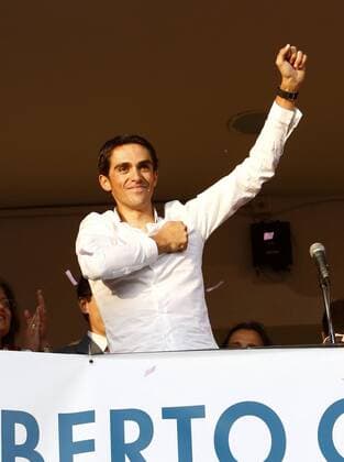 Giro d Italia Sieger Alberto Contador (Spanien Astana) feiert seinen Erfolg bei einem Empfang in Pinto -  - NOxONLINExUSE Radsport Herren Giro d Italia 2008, dItalia, Straßenradsport, Straße, Rad, Empfang, Ankunft Einzelbild Pinto Freude,