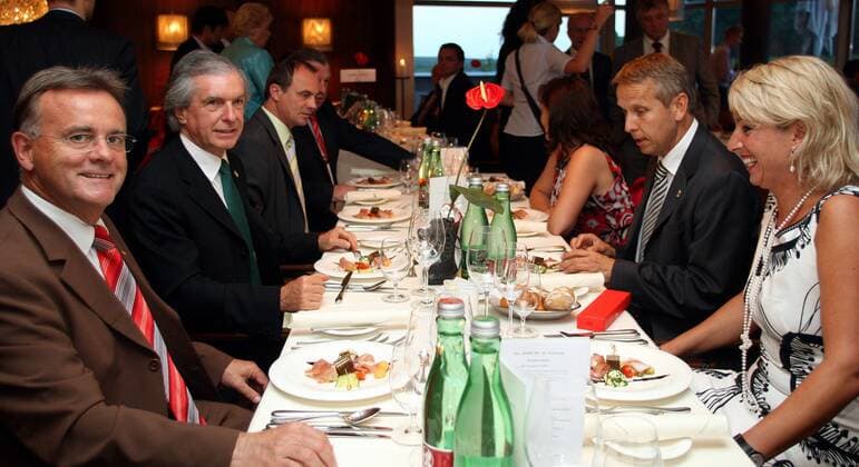 Kick Off Dinner anlässlich der EURO 2008, v.li.: Landeshauptmann Hans Niessl (Burgenland), ÖFB Präsident Friedrich Stickler, Sportstaatssekretär Reinhold Lopatka und Ehefrau Franziska Lopatka (alle Österreich) -  Fußball EM Herren Vorschau EURO 2008, Kick Off Dinner, KickOff Gruppe Stegersbach