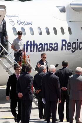 Ankunft der deutschen Nationalmannschaft auf dem Flughafen Lugano Agno - Bundestrainer Joachim Löw (hi.li.) und Co Trainer Hans Dieter Flick (beide Deutschland) auf der Gangway -  (010608SEB018) Fußball EM Herren Vorschau Euro 2008, Nationalteam, Ankunft, Anreise Totale Lugano Fußball EM Herren Vorschau Euro 2008, Nationalteam, Ankunft, Anreise Totale Lugano