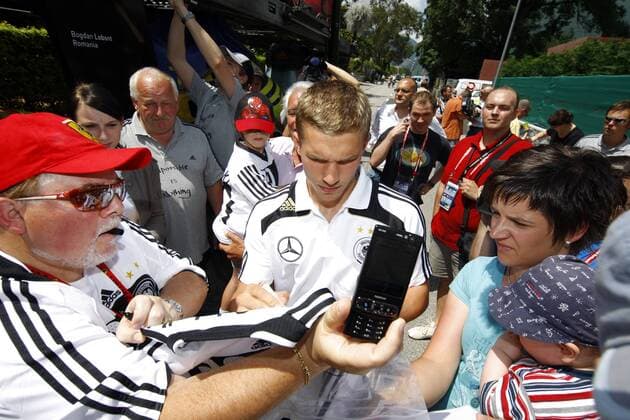 Lukas Podolski (Deutschland) gibt während eines Adidas Sponsorentermins für die Euro 2008 Autogramme -  (010608SEB003) Fußball EM Herren Vorschau Euro 2008, Nationalteam, Gruppe Ascona Fußball EM Herren Vorschau Euro 2008, Nationalteam, Gruppe Ascona