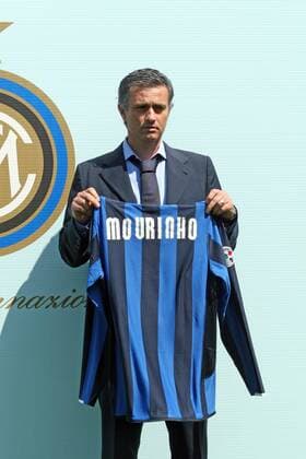 Jose Mourinho wird als neuer Trainer von Inter Mailand vorgestellt und präsentiert ein Trikot mit seinem Namenszug -  Fußball Herren Vorschau Serie A 2008 2009, 1. Italienische Liga, FC Internazionale Mailand, Vdig Einzelbild Como Fußball Herren Vorschau Serie A 2008 2009, 1. Italienische Liga, FC Internazionale Mailand, Vdig Einzelbild Como