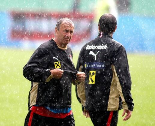 Nationaltrainer Josef Hickersberger (Österreich, li.) im heftigen Regen -  Fußball EM Herren Vorschau Euro 2008, Nationalteam, Training Gruppe Stegersbach Fußball EM Herren Vorschau Euro 2008, Nationalteam, Training Gruppe Stegersbach