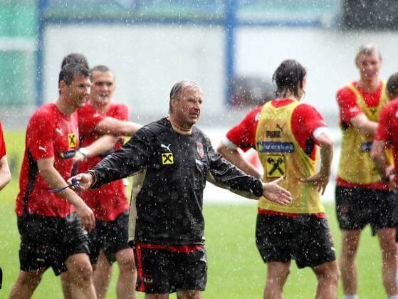 Nationaltrainer Josef Hickersberger (Österreich, Mitte) ratlos ob eines Wolkenbruchs -  Fußball EM Herren Vorschau Euro 2008, Nationalteam, Training Gruppe Stegersbach Fußball EM Herren Vorschau Euro 2008, Nationalteam, Training Gruppe Stegersbach