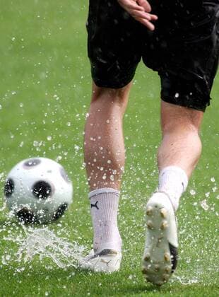 Österreichischer Fußballspieler auf nassem Rasen -  Fußball EM Herren Vorschau Euro 2008, Nationalteam, Training, Österreich Einzelbild Stegersbach Dynamik, Fußball EM Herren Vorschau Euro 2008, Nationalteam, Training, Österreich Einzelbild Stegersbach Dynamik,