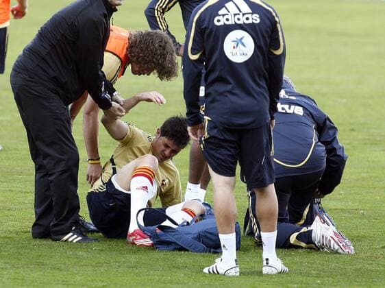 David Villa (Spanien) verletzt am Boden -  - NOxONLINExUSE Fußball EM Herren Vorschau Euro 2008, Training, Nationalteam Gruppe Santander