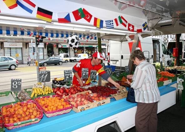 Obstverkäufer hat sich auf die Euro 2008 eingestellt -  Fußball EM Herren Vorschau Euro 2008 Gruppe o0 Citydressing Genf Fußball EM Herren Vorschau Euro 2008 Gruppe o0 Citydressing Genf