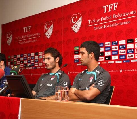 Arda Turan (re.) und Hamit Altintop (beide Türkei) während der Pressekonferenz -  Fußball EM Herren Vorschau EURO 2008, Nationalteam, Pressetermin Gruppe Nyon Fußball EM Herren Vorschau EURO 2008, Nationalteam, Pressetermin Gruppe Nyon